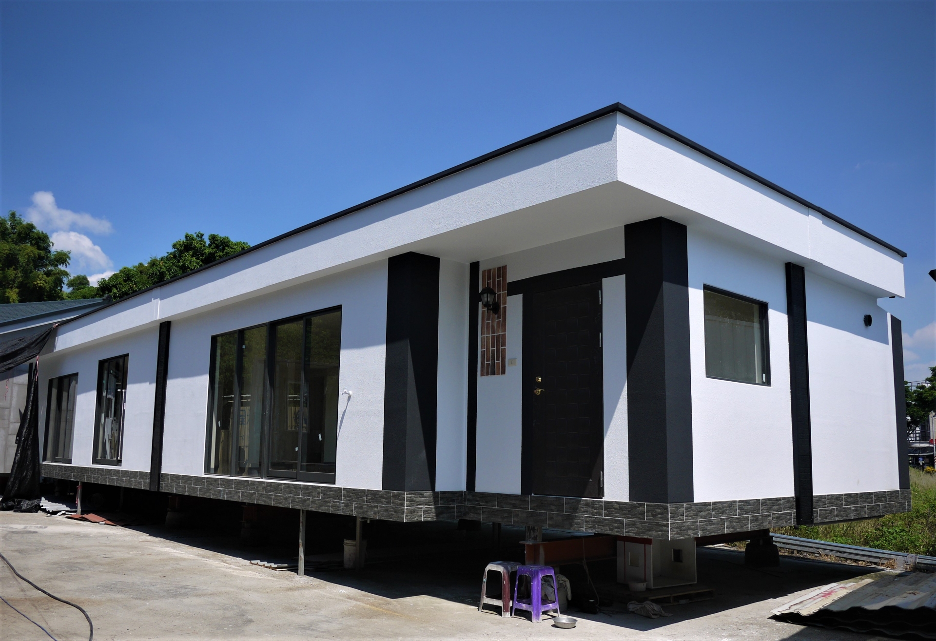 本案由4个单位组合之平屋顶造型